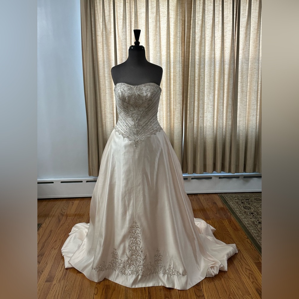 Elegant Strapless Wedding Dress